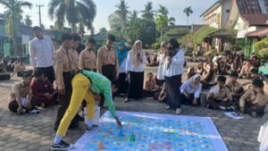 KEGIATAN LITERASI YANG MENGGEMBIRAKAN DENGAN BERMAIN ULAR TANGGA